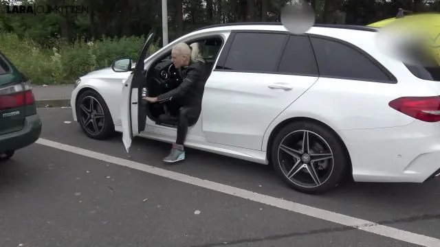 Autobahn WC defekt | PUBLIC PISS voll in seine Kehle