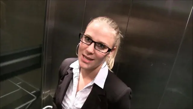 Büro Bitch PISST dreist in den Aufzug