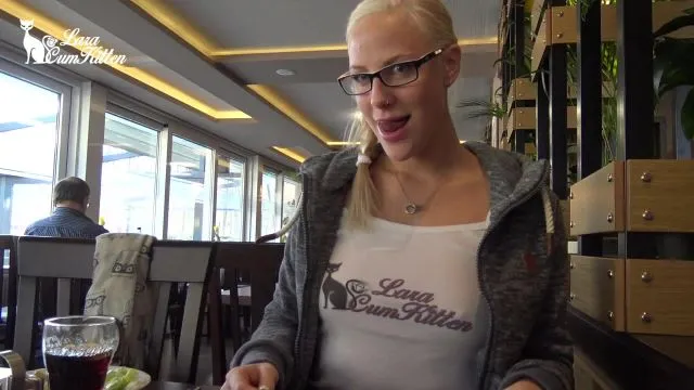 DREIST - Im Restaurant gefickt mit public Spermawalk