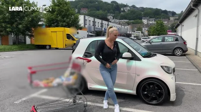 Dreist in der Öffentlichkeit | PUBLIC PISS am Supermarkt