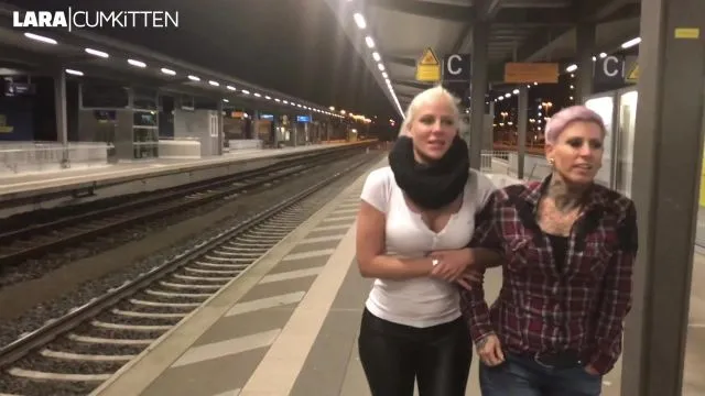 Dreister PUBLIC PISS im Hauptbahnhof | Natursekt Quelle direkt am Bahnsteig