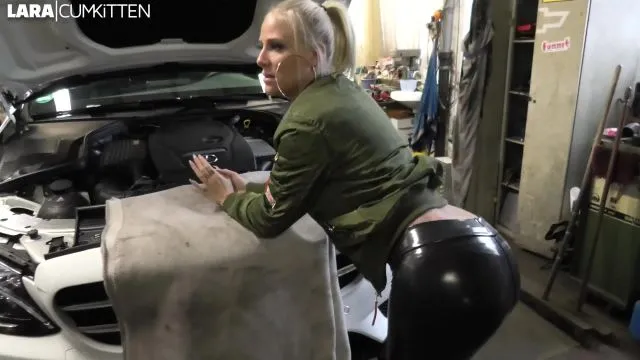 FICKEN für den KFZ Service | LATEX BITCH in der Werkstatt VOLLGESPRITZT