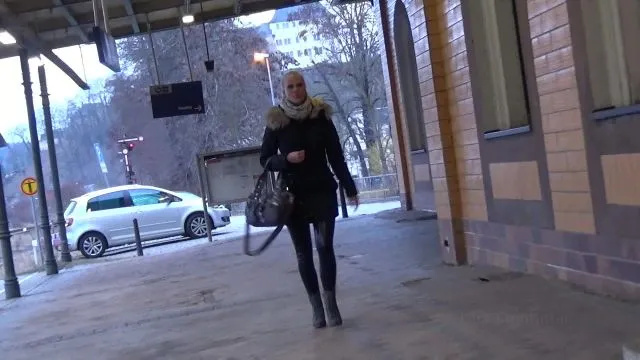 Ficken fürs Ticket - Schlampe im Bahnhof vollgespritzt
