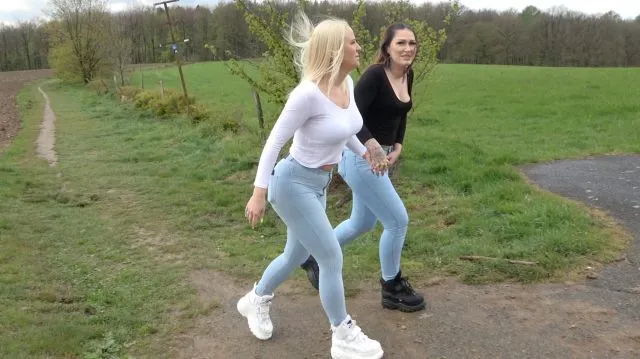 Freche JEANS Schlampen | Public EINGEPISST