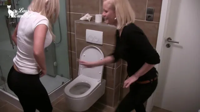 Freundinen PISS - Badezimmer auf Familienfeier geflutet