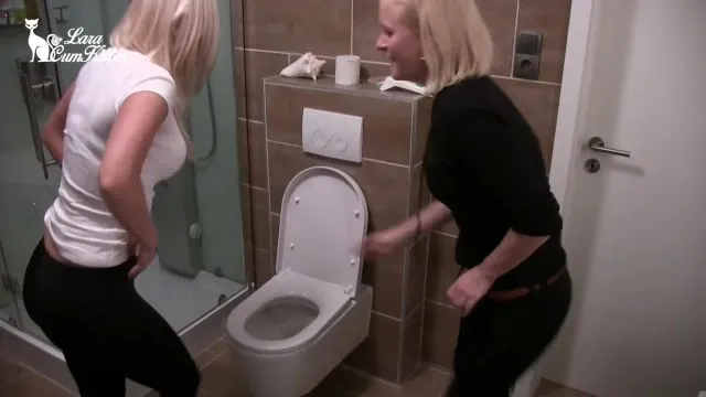 Freundinnen PISS - Badezimmer auf Familienfeier geflutet