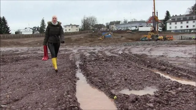 Gummistiefel im Matsch - Hilflos auf der Baustelle