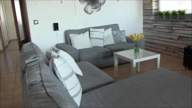 Hausmädchen PISST und lässt sich ANPISSEN