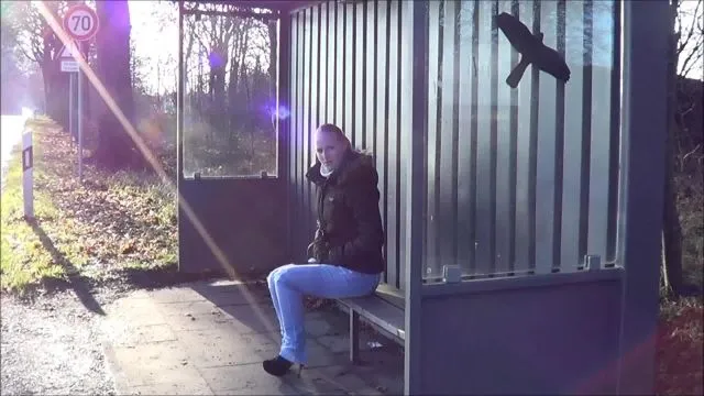 Helle Jeans an der Haltestelle eingepisst