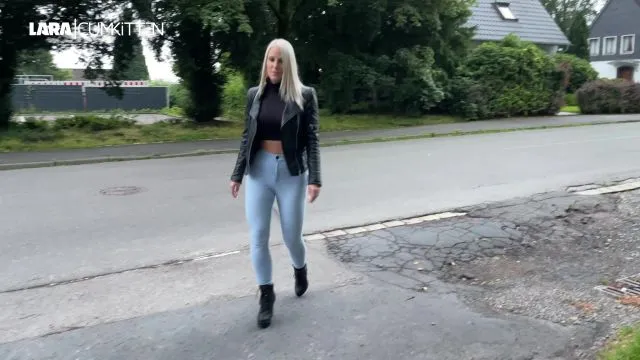 Helle Jeans public VOLLGEPISST | Pisswalk in Stiefeletten