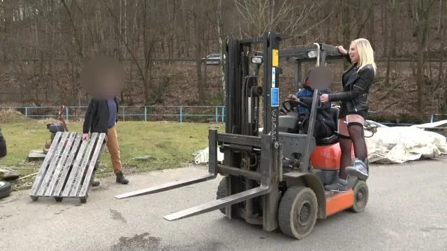 Ich bin die PISS SCHLAMPE in der Firma | Alle schauen mir zu