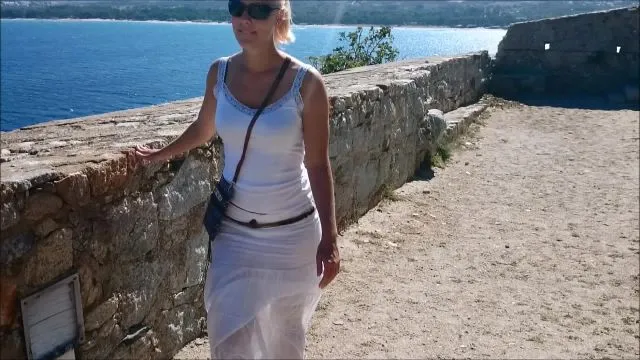 Ich war am Strand und hatte meinen engen blauen Ba