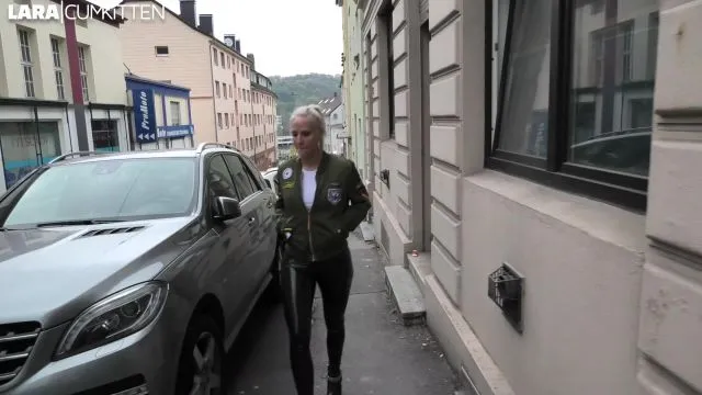 LATEX BITCH in der Werkstatt ZERFICKT und vollgespritzt