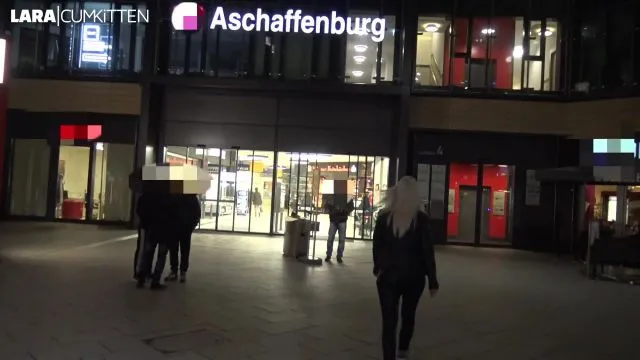 LEGGINGS BITCH im Hauptbahnhof | XXXL Prallarsch extrem vollgespritzt