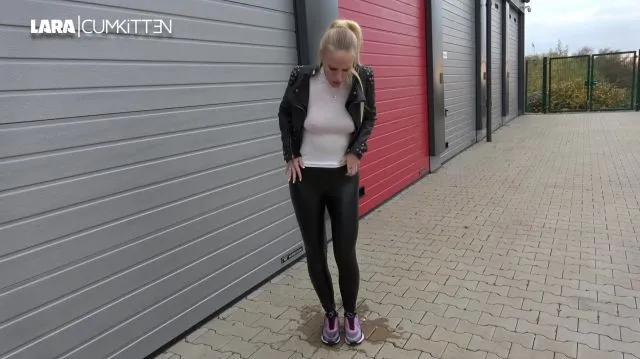 Leggings Schlampe pisst sich komplett ein