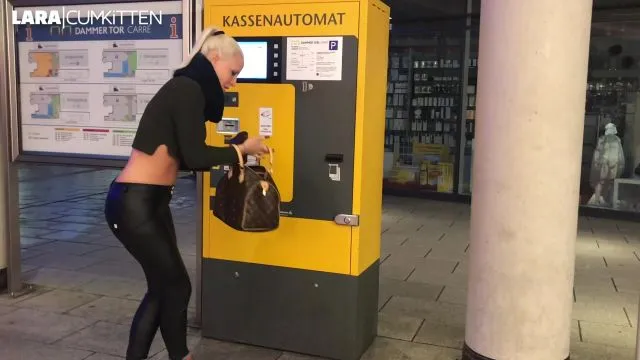 MEGA PUBLIC PISS | mitten in der Einkaufs Passage