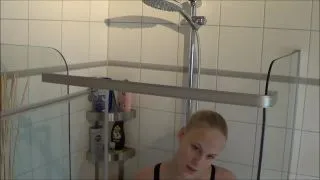 Mega Sexy! Pissen und Duschen im Badeanzug