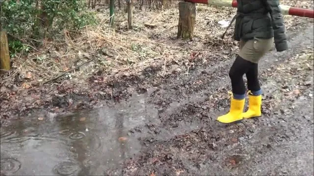 Mit gelben Gummistiefeln in der Matsche stecken geblieben
