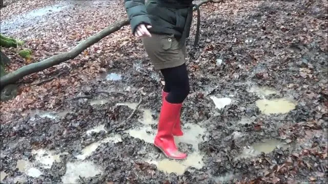 Mit roten Absatz-Gummistiefeln hilflos im Sumpf stecken geblieben