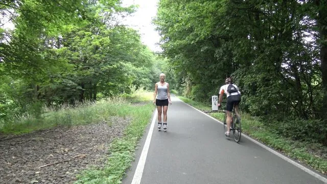 ...mitten auf dem radweg... | PUBLIC PISS beim Inline Skaten