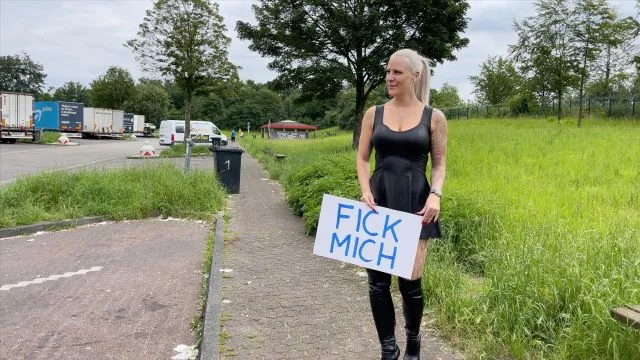 PARKPLATZ HURE schluckt alles weg | FICK MICH in deinem Auto