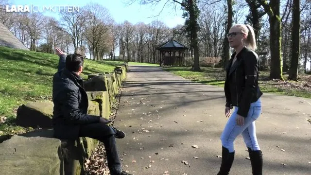 PUBLIC FICK in Jeans und Stiefeln | SPERMAWALK mitten im Stadtpark