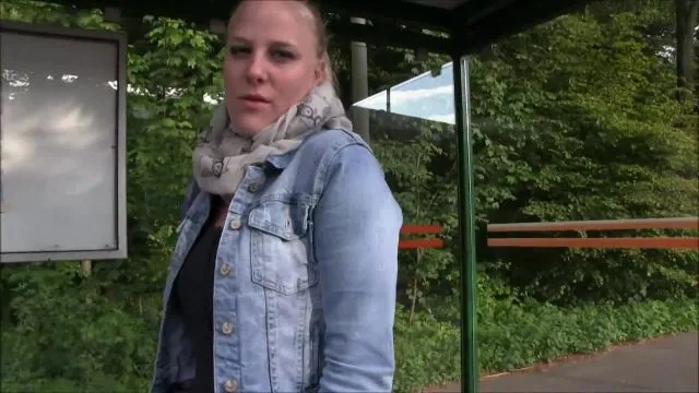 Public Jeans Piss an der Bushaltestelle