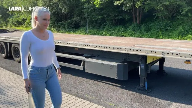 PUBLIC Jeans Piss | Ohne BH mit nassen Titten