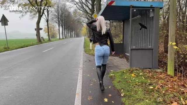 PUBLIC | Jeans und Stiefel in der Öffentlichkeit VOLLGEPISST