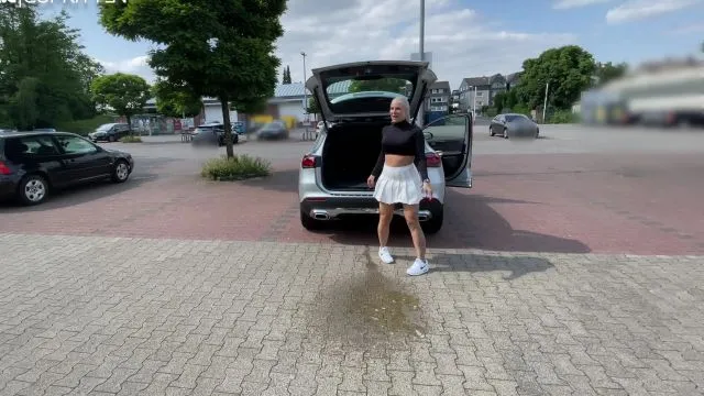 PUBLIC Natursekt | Mitten auf den Supermarkt Parkplatz