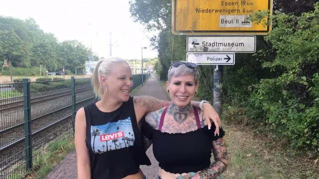 PUBLIC PISS CHALLENGE | Bei wem läuft der Becher über?