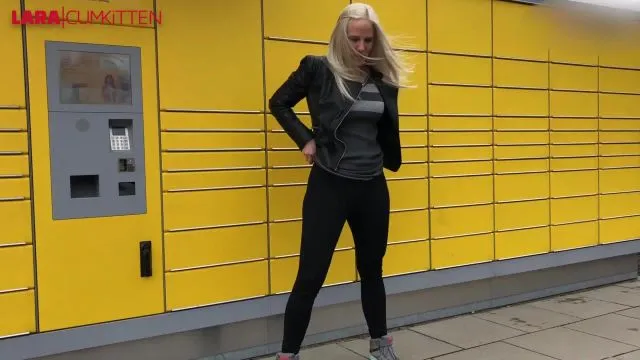 PUBLIC PISS | Dringende Notdurft vor der Paketstation