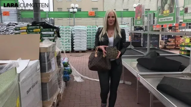 Public PISS im Baumarkt | Wer kauft den nassen Blumentopf?