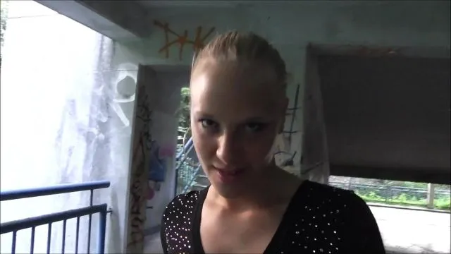 Scharfer NYLON PISS im Parkhaus