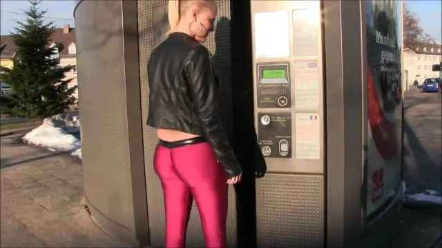 Spermawalk - Schwanzgeil im öffentlichen WC