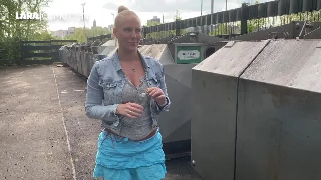 Spontane PUBLIC PISS Abfüllung | Fan am Container getroffen