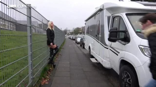 STIEFEL SCHLAMPE von der Straße gefickt