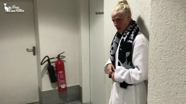 Ungeschminkt vollgespritzt | 2 Facials in der Sauna Toilette