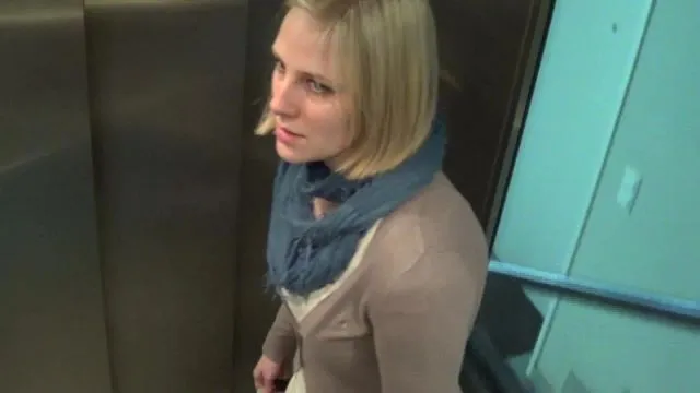 Vor der Tür in Hose und Stiefel gepisst